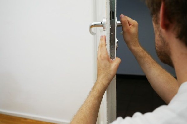 Cara Mengatasi Pintu Rumah yang Sulit Menutup, Mudah Sekali!