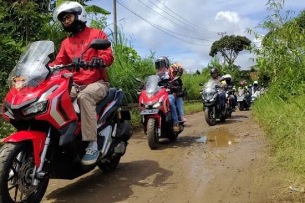 4 Teknik Berkendara di Jalan Rusak dan Berlubang