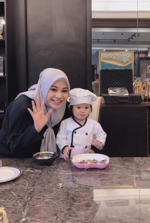 8 Potret Gemas Ameena Jadi Chef Cilik, Bikin Pancake!