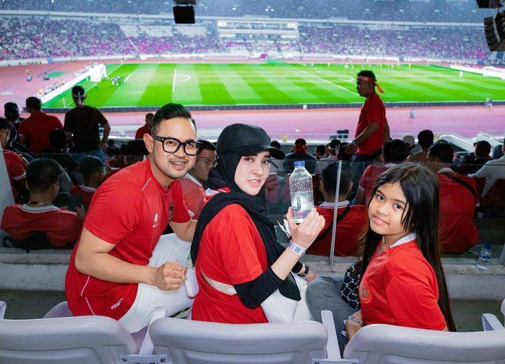 10 Potret Artis Nonton Indonesia Vs Argentina Di GBK