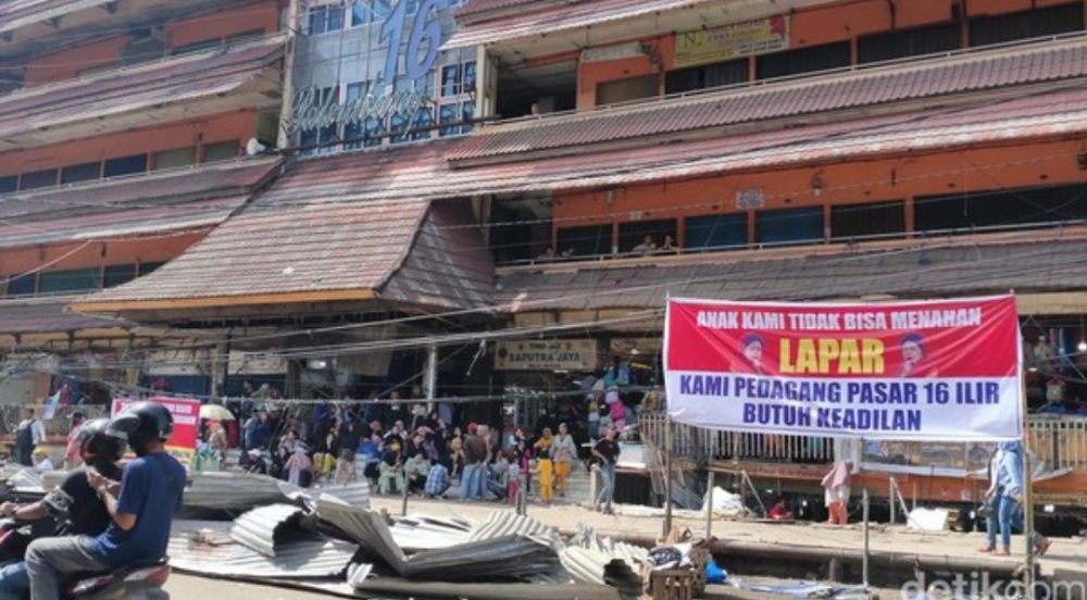 Satpol PP Palembang Gusur Lapak, Pedagang Pasar 16 Ilir Ngamuk