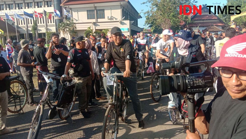 Pembalap MXGP Kegirangan Naik Sepeda Ontel dan Cidomo di Sumbawa  