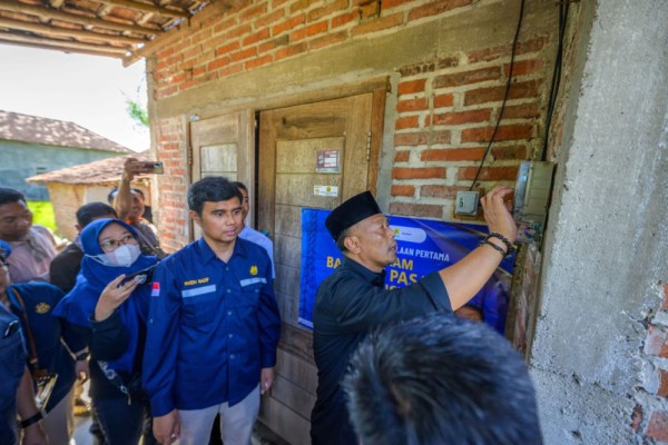 2.182 Keluarga di Jatim Dapat Sambungan Listrik PLN Gratis