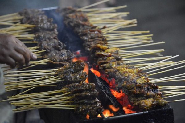 Risiko Kanker Naik setelah Makan Sate dan Daging yang Dibakar