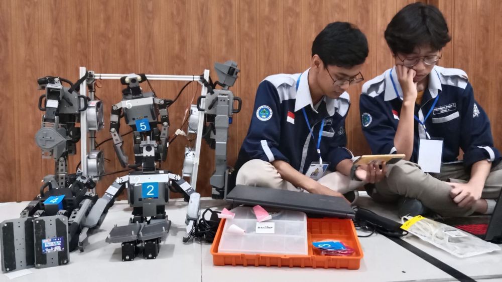 Ikut Lomba Sepak Bola Humanoid, Unesa Tampilkan Robot Gandamana