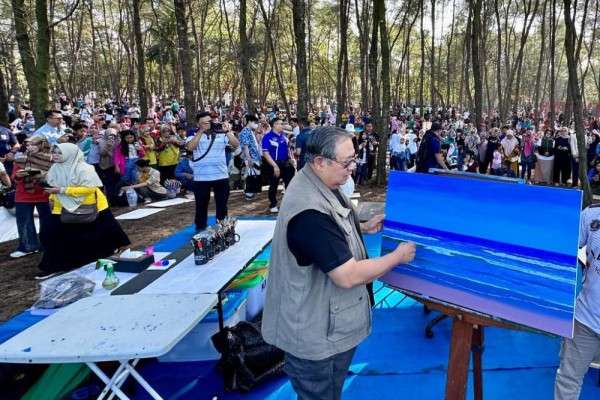 Ribuan Orang Melukis Bareng SBY Di Pantai Pancer Door