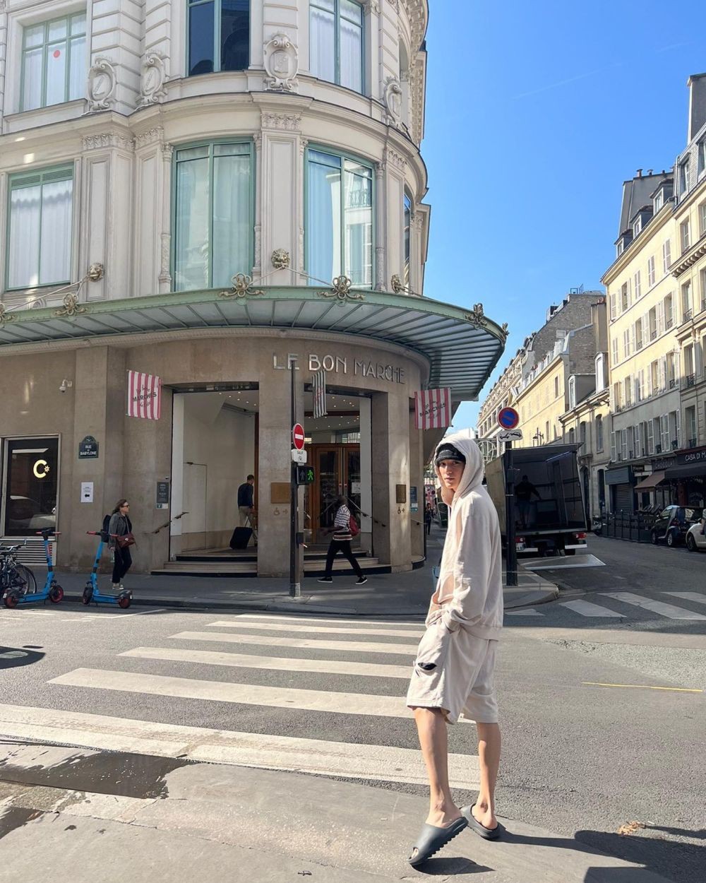 8 Potret Taeyong saat Kunjungi Paris, Viral karena Wajah AI nya