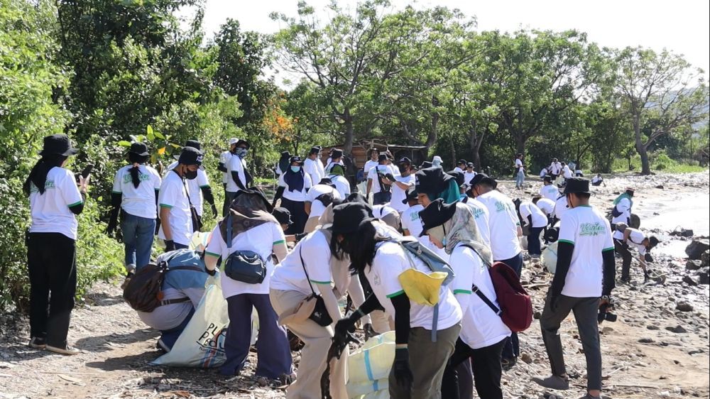 PLN Ajak Mahasiswa Gelar Aksi Bersih Pantai, Terkumpul 2,5 Ton Sampah