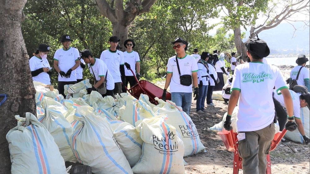 PLN Ajak Mahasiswa Gelar Aksi Bersih Pantai, Terkumpul 2,5 Ton Sampah