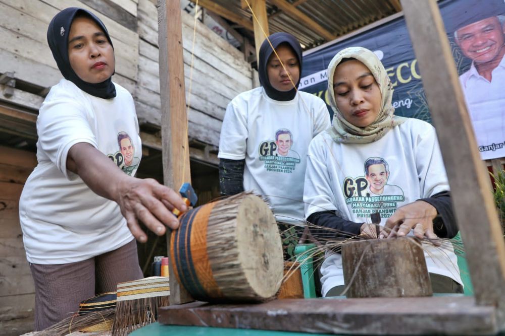 Gerakan Passeddingeng Ganjar Berbagi Ilmu Pembuatan Songkok Recca Bone