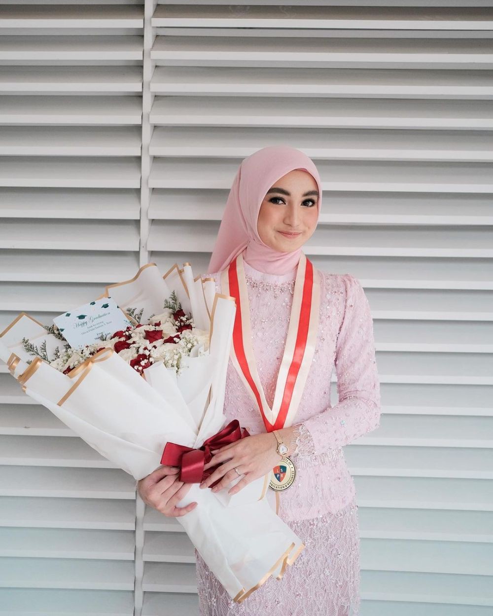 Inspirasi Outfit Dan Makeup Untuk Wisuda: Tampil Memukau Di Hari Istimewa