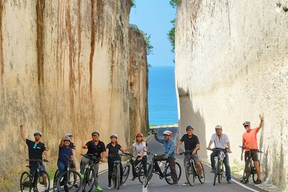 Pesona Tebing di Kuta Selatan, Tour E-Bike Lekat dengan Alam