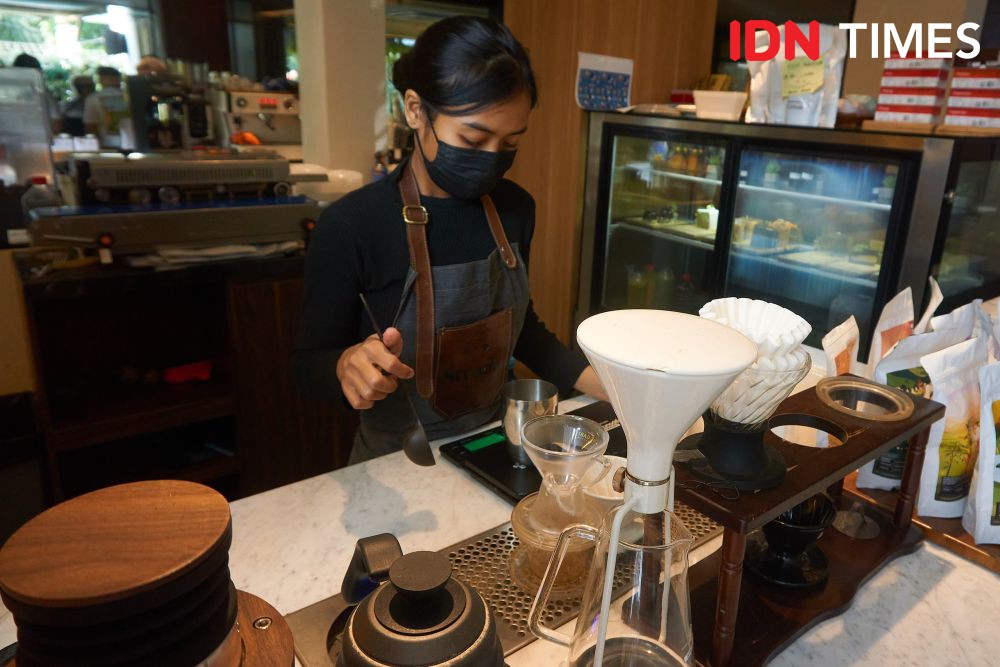11 Potret Strada Coffee Semarang yang Berdayakan Barista Cewek di Kafe
