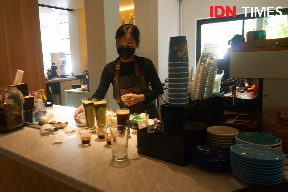 11 Potret Strada Coffee Semarang yang Berdayakan Barista Cewek di Kafe