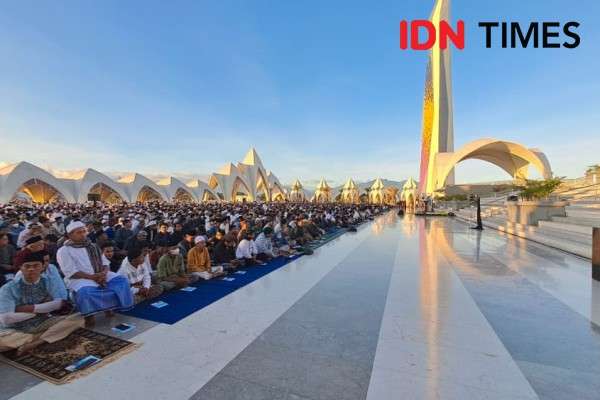 Puluhan Ribu Warga Salat Idul Adha Perdana Masjid Al Jabbar