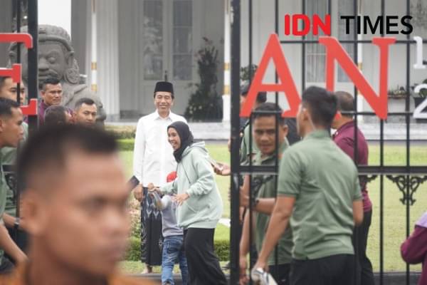 Presiden Jokowi Persilakan Warga Masuk Gedung Agung Jogja