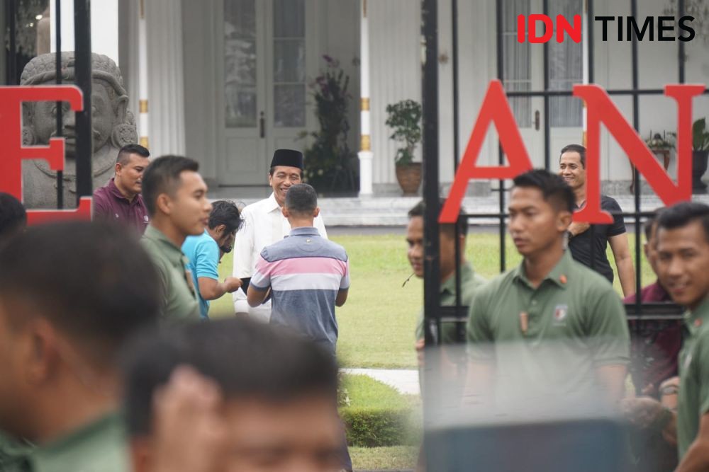 Presiden Jokowi Persilakan Warga Masuk Gedung Agung Yogyakarta 