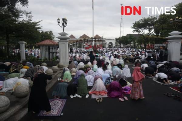 Ribuan Orang Salat Idul Adha Bersama Jokowi Di Gedung Agung