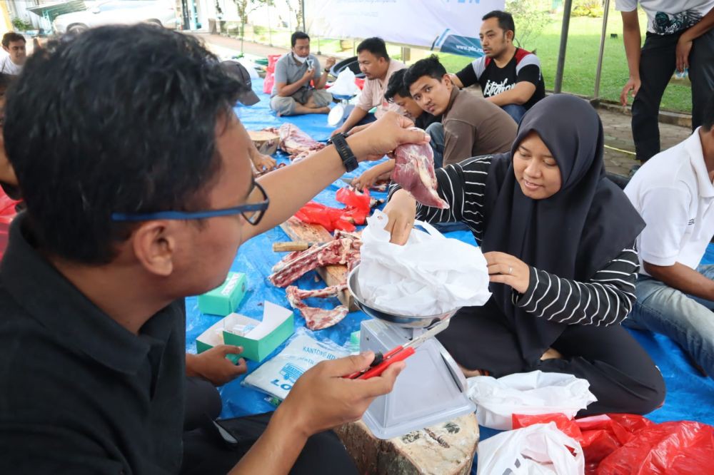 PLN UID Lampung Salurkan Ratusan Paket Daging Kurban