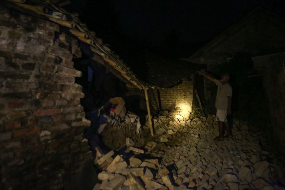 [FOTO] Dampak Gempa Bantul, Dinding Roboh hingga Atap Ambrol