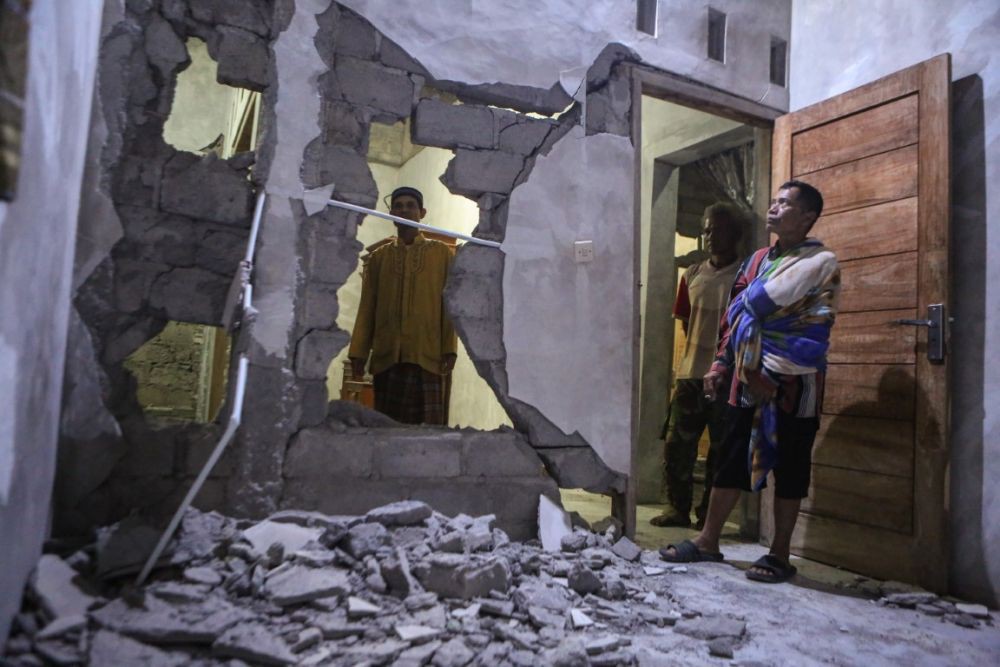 [FOTO] Dampak Gempa Bantul, Dinding Roboh hingga Atap Ambrol