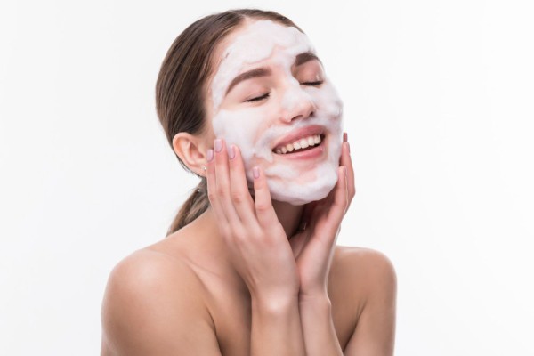 6 Tanda Wajah Tidak Cocok dengan Sabun Muka Tertentu, Segera Ganti!