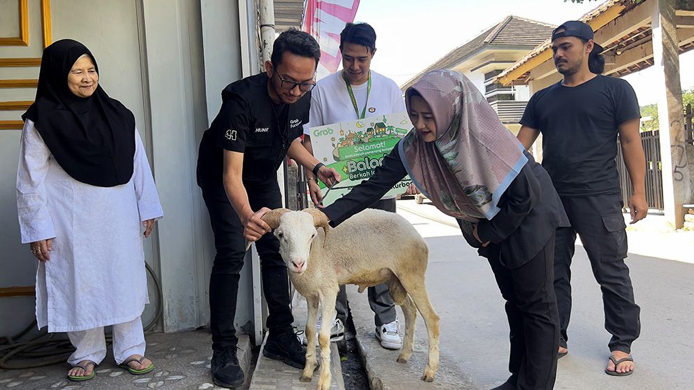 Idul Adha, Grab Sumbang Sapi Kurban 1 Ton dan
Ratusan Kambing