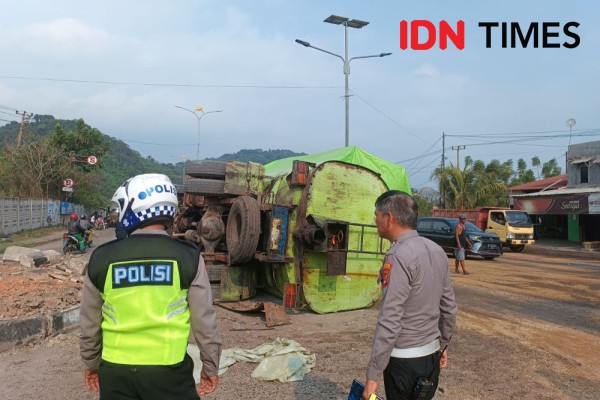Truk Tangki Angkut Limbah Minyak Terguling, Picu Kemacetan Mengular!