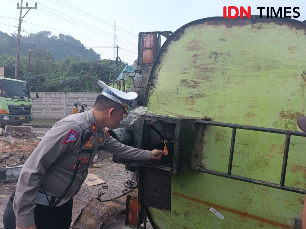 Polisi Selidiki Truk Minyak Terguling Picu Macet, Pengendara Terjatuh