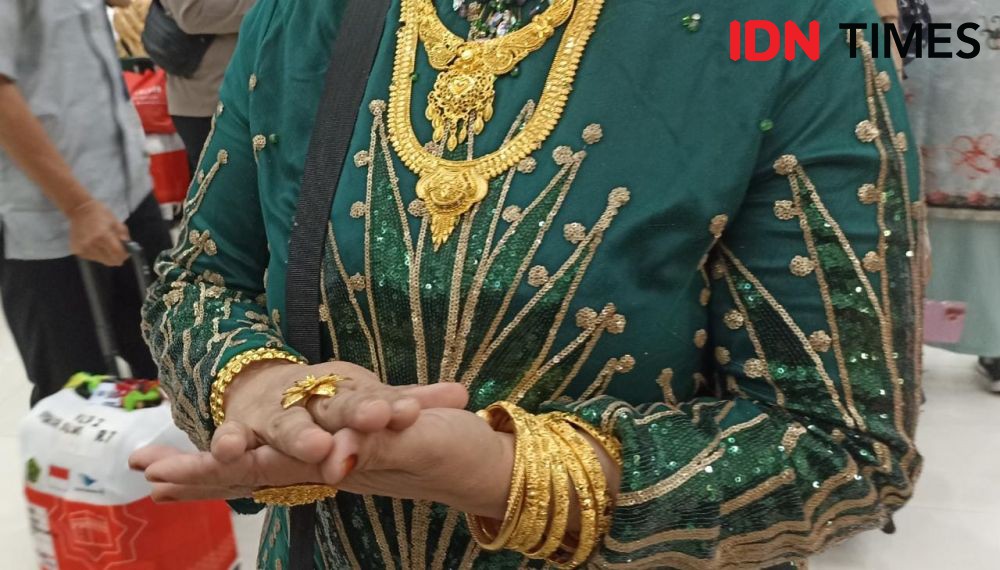 Tampilan Mewah Jemaah Haji Makassar Pakai Emas 180 Gram dari Makkah