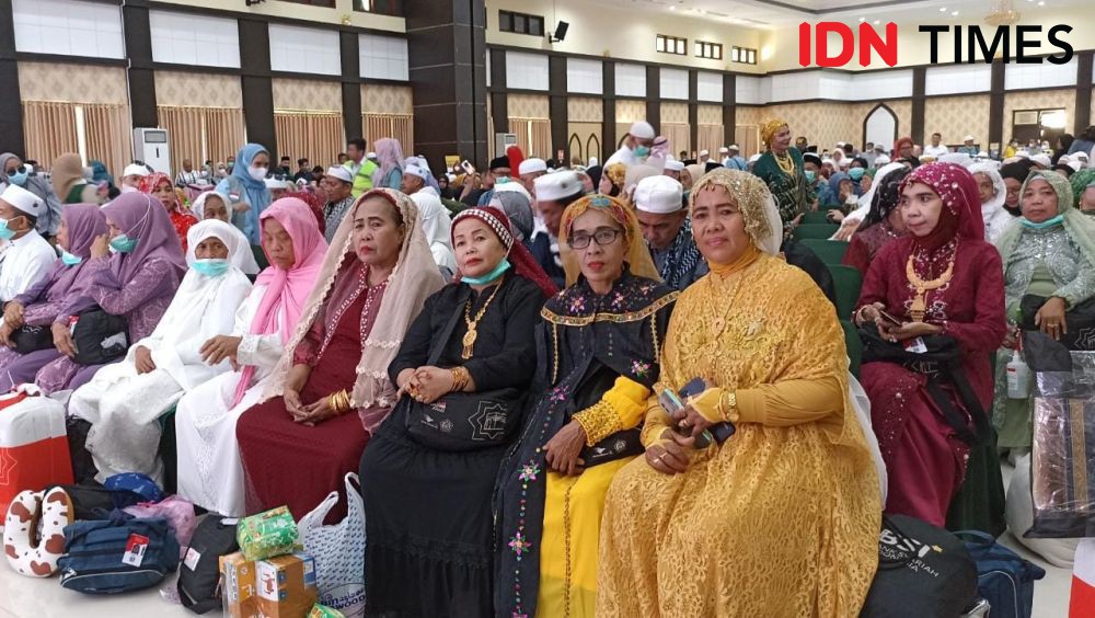 Tampilan Mewah Jemaah Haji Makassar Pakai Emas 180 Gram dari Makkah