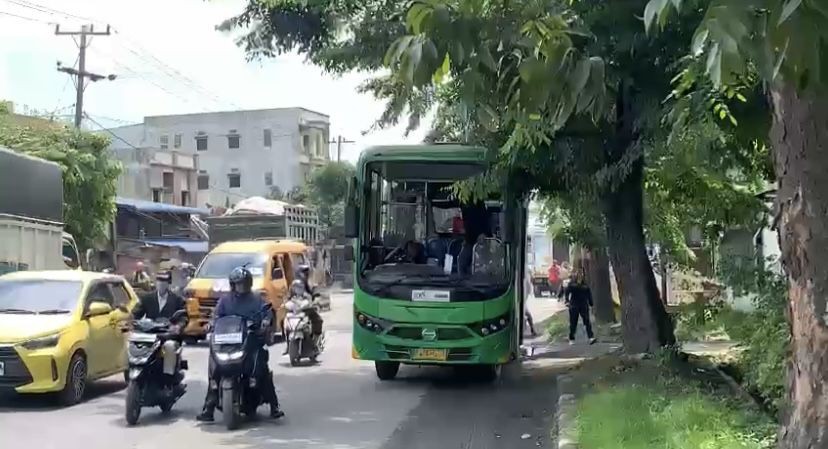 Mobil Trans Metro Deli Terbalik di Jalan Yos Sudarso Medan
