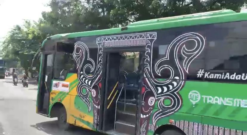Mobil Trans Metro Deli Terbalik di Jalan Yos Sudarso Medan