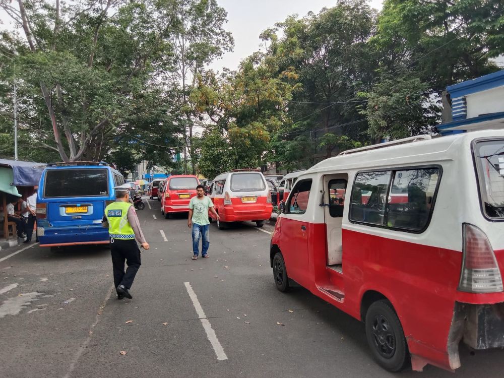 Polisi Rekayasa Jalan Depan Panarub Kota Tangerang yang Kerap Macet
