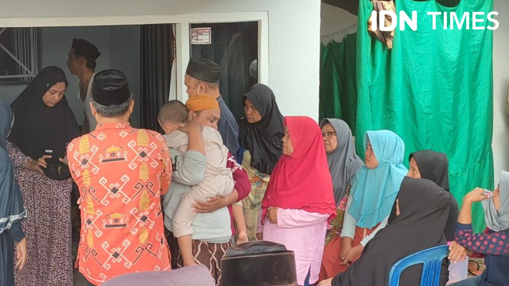 Suasana Haru Penuh Duka Selimuti Pemakaman Korban Lift Jatuh Az Zahra