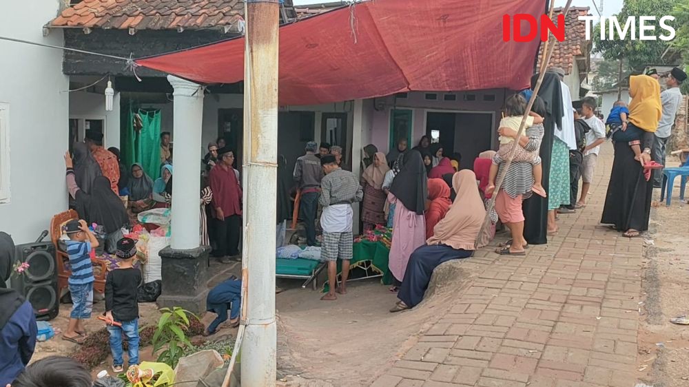 Suasana Haru Penuh Duka Selimuti Pemakaman Korban Lift Jatuh Az Zahra