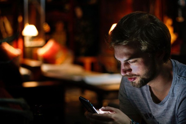 7 Alasan Kenapa Cowok Suka Sleep Call, Bukti Komitmen