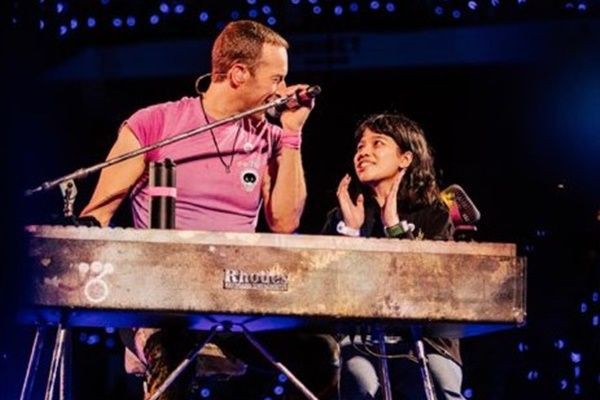 Momen Haru Fans Indonesia Diajak Naik Panggung Konser Coldplay