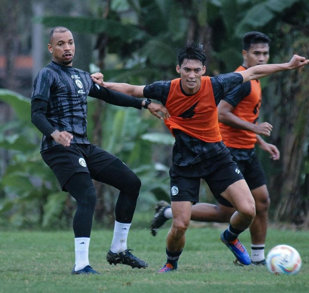 Arema FC Terkendala Pemain Asing Hadapi Persib   