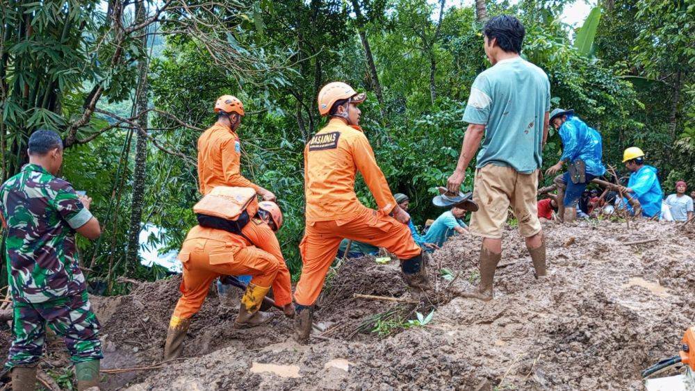 Satu Keluarga Tertimbun Longsor di Karangasem, Cucu Masih Hilang