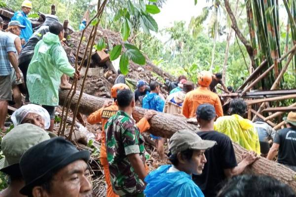 Satu Keluarga Tertimbun Longsor Di Karangasem, Cucu Masih Hi