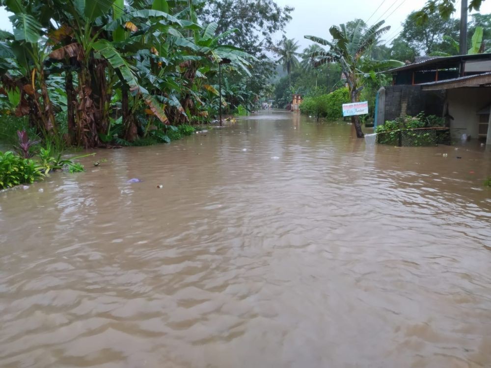 Diguyur Hujan Sejak Dini Hari, Wilayah Malang Selatan Terendam Banjir