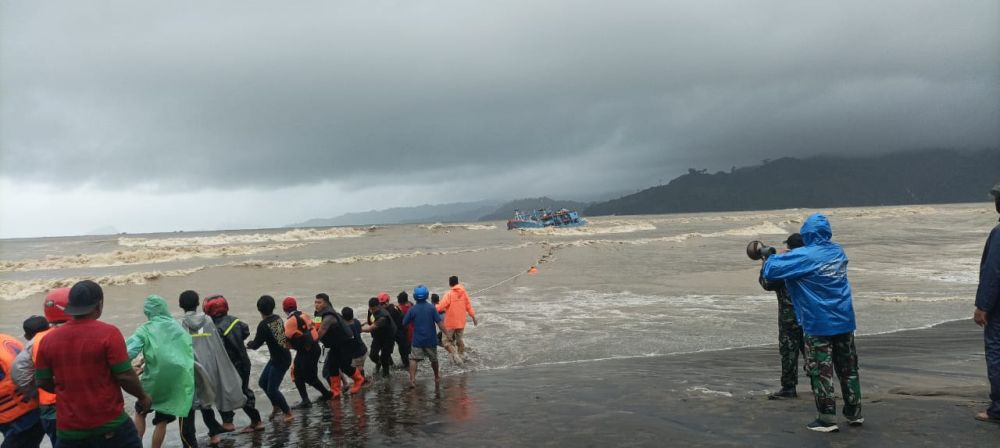 Cuaca Buruk, Sebuah Kapal Karam di Pantai Neyama Tulungagung