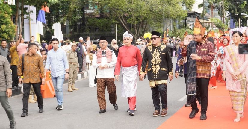 Perayaan HUT ke-433 Medan, Bobby dan Kahiyang Pakai Baju Simalungun