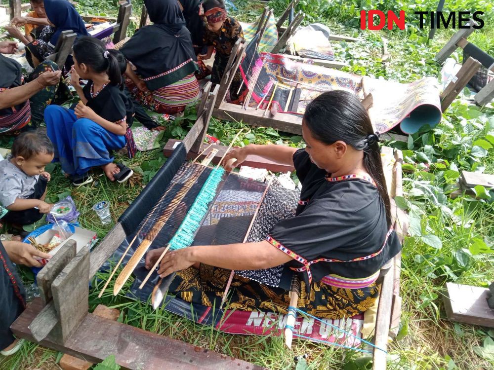 Aksi 2.023 Penenun Desa Sukarara Lombok Tengah Pecahkan Rekor MURI 