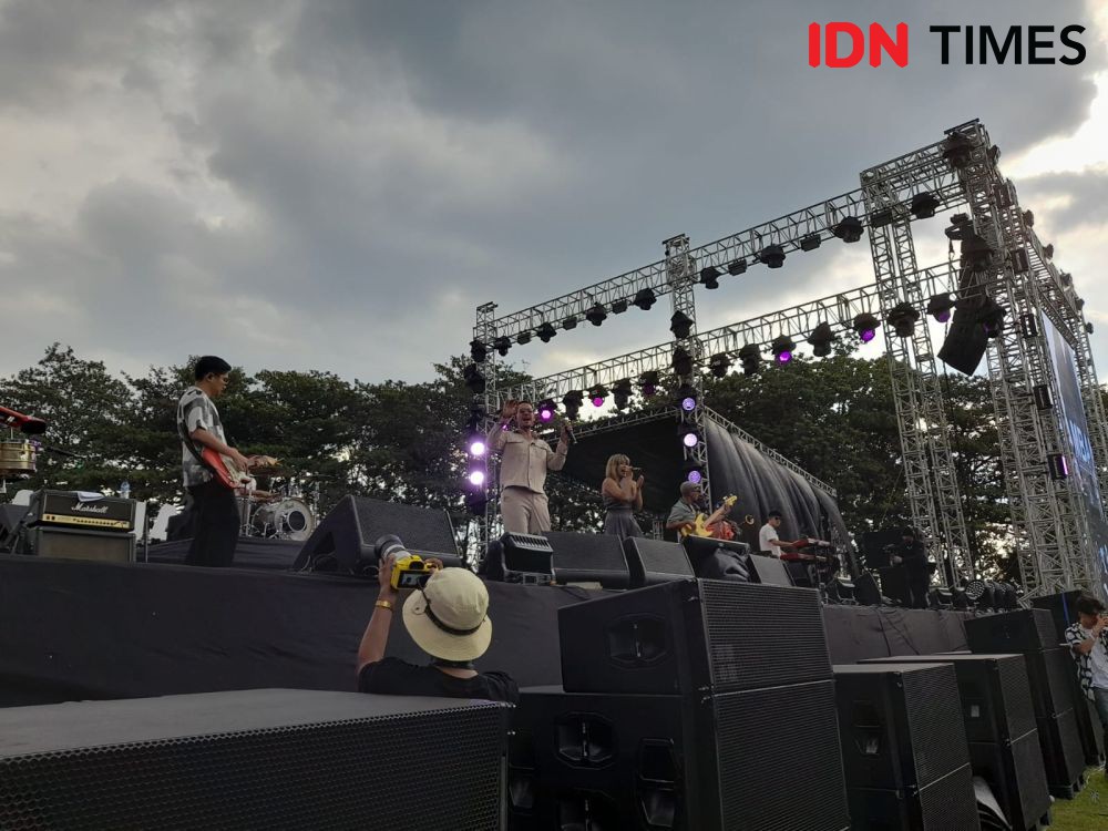 Hujan Gerimis, Animo Penonton Prambanan Jazz Festival Tak Surut