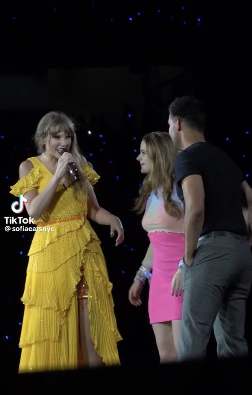 8 Detik-detik Taylor Lautner Muncul di Konser Taylor Swift