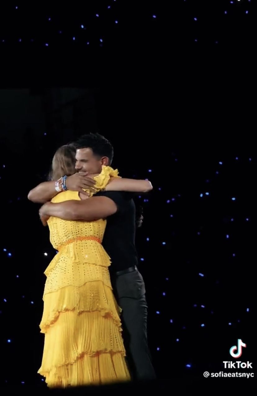 8 Detik-detik Taylor Lautner Muncul di Konser Taylor Swift