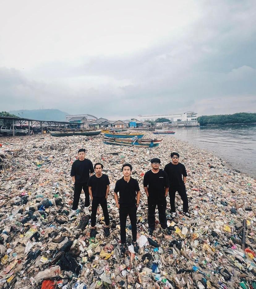 Pandawara Group Ajak Warga Bandung Bersihkan Sampah di Sungai Cileunyi