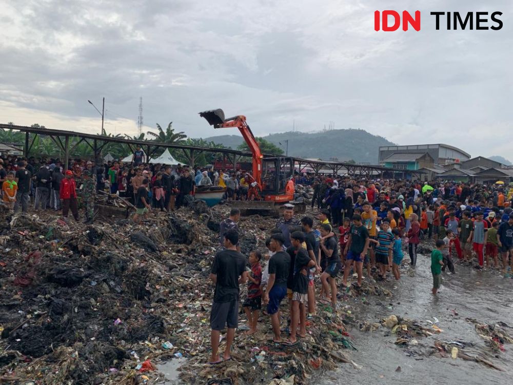 Tumpukan Sampah jadi Sandaran Kapal, Nelayan Tak Mau Dermaga Beton